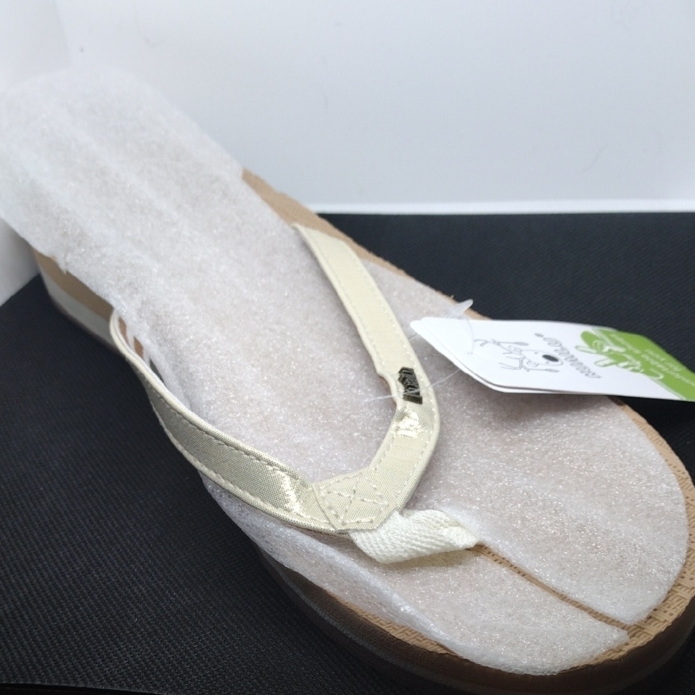 Step into comfort with Kuailu Women's Cream Flip Flops.  Size 9 - Picture 2 of 7